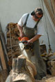Click to see it big Ich mit Kettensäge, Impression aus dem Atelier